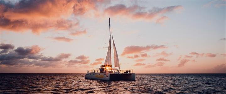 Scenic Sunset on Tranquil Aruban Waters